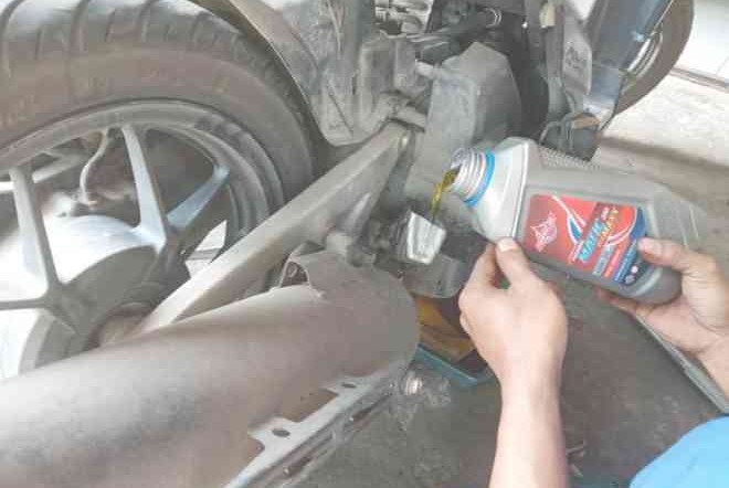 Pemilik Motor Matic Harus Tahu, Berikut Interval Waktu yang disarankan untuk Ganti Oli