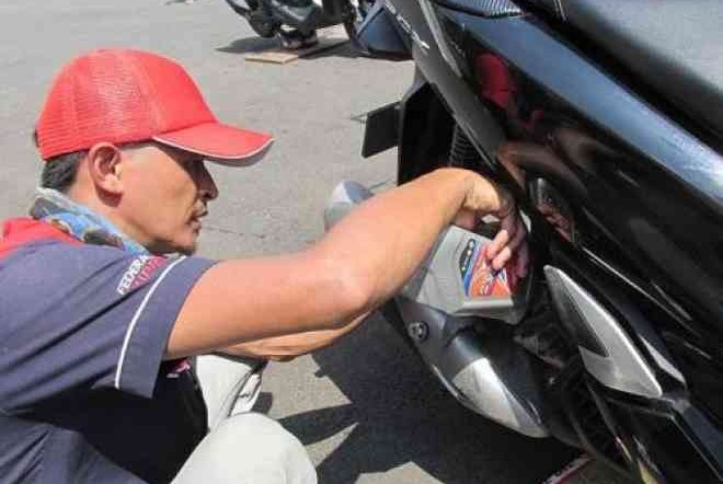 Pemilik Motor Harus Tahu, Ini Dampak Negatif Jika Sering Telat Ganti Oli Mesin