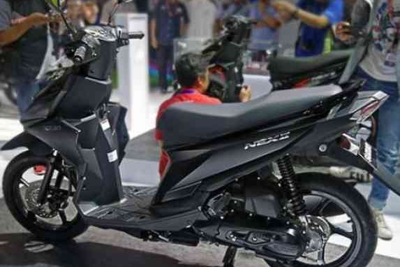 Lebih Aman Pakai Standar Tengah Apa Samping Jika Sedang Parkir?