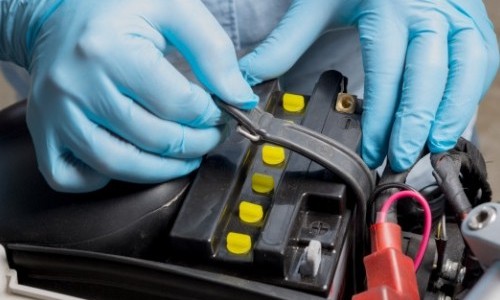 Ketahui Penyebab Dan Cara Membersihkan Aki Basah Yang Berjamur