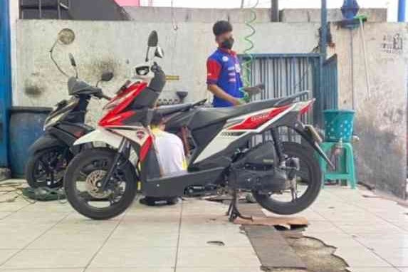 Ada Dua Jenis Oli yang Harus Diganti Pada Motor Matic. Apa Aja Ya?