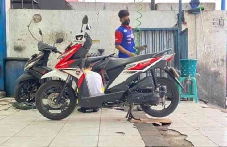 Ada Dua Jenis Oli yang Harus Diganti Pada Motor Matic. Apa Aja Ya?