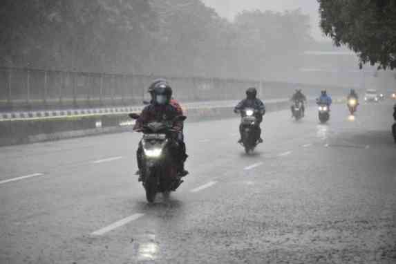 Cara Supaya Aman Berkendara Motor Saat Hujan, Perhatikan Hal Berikut ini