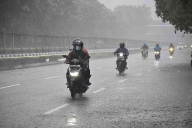 Cara Supaya Aman Berkendara Motor Saat Hujan, Perhatikan Hal Berikut ini