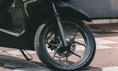 Cari Tahu, Mungkin ini Salah Satu Penyebab Ban Motor Sering Bocor Halus