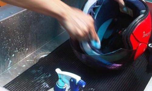 Helm Kotor Dan Bau? Begini Solusinya Tanpa Harus Ke Tempat Pencucian Helm