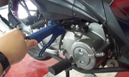 Menyemprot Lubang Oli Pakai Angin Kopresor? Apakah Aman?