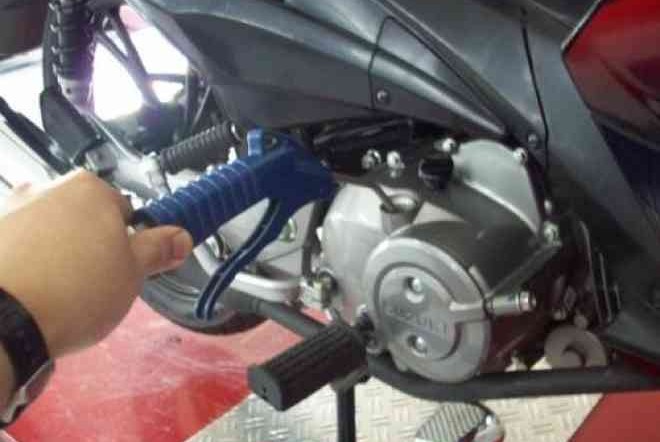 Menyemprot Lubang Oli Pakai Angin Kopresor? Apakah Aman?