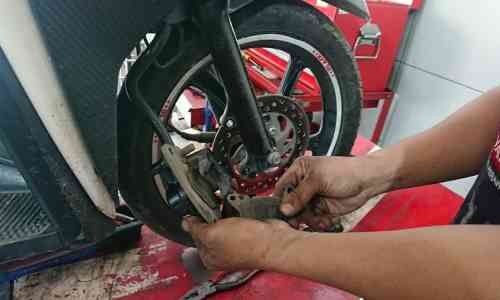 Berikut ini Cara Merawat Rem Cakram Motor Supaya Awet