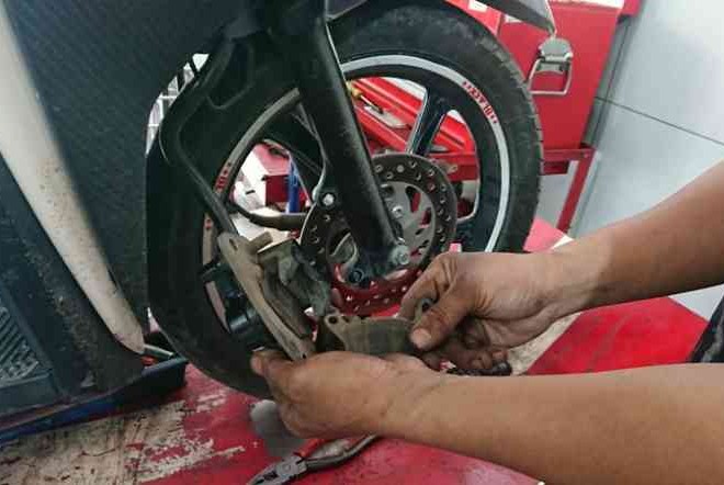 Berikut ini Cara Merawat Rem Cakram Motor Supaya Awet