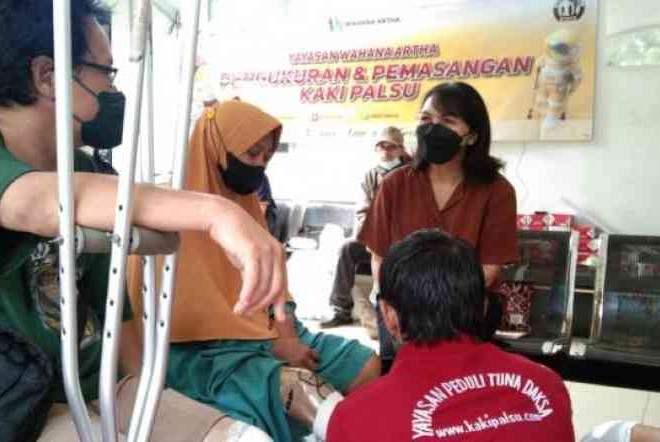 Wahana Artha Group Donasikan Kaki Palsu untuk Penyandang Disabilitas