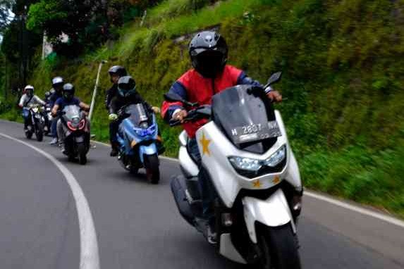 Begini Posisi yang Benar Saat Naik Motor Matic Supaya Aman
