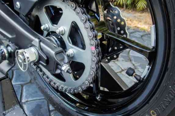 Cara Bersihkan Rantai Motor yang Benar, Apakah Boleh Pakai Oli Bekas