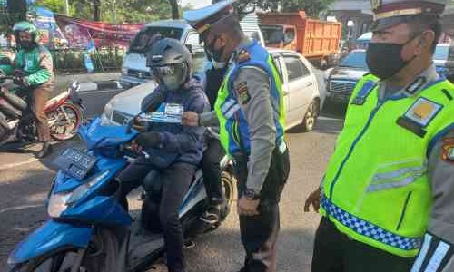 Naik Motor Pakai Sandal Jepit Dilarang Sama Polisi, Ini Alasannya