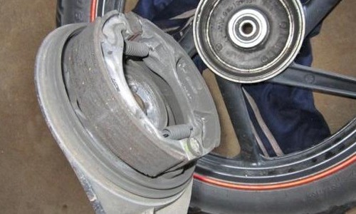 Penyebab dan Cara Mencegah Supaya Rem Motor Tidak Berdecit