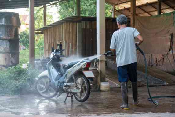 Berikut ini Panduan Cara Mencuci Motor Sendiri di Rumah