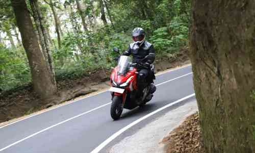 Simak Tips Cara Mengendalikan Motor Matic Saat di Jalan yang Menurun