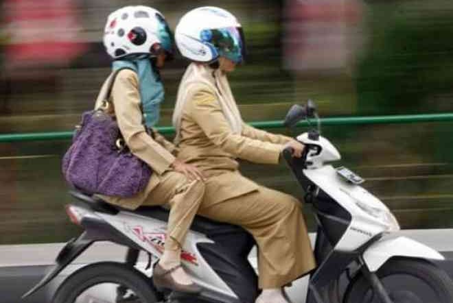 Mau Aman dan Nyaman Naik Motor Boncengan, Begini Tipsnya