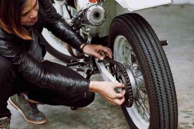 Tidak Boleh Asal, Berikut Cara Mengencangkan Rantai Motor Yang Kendur