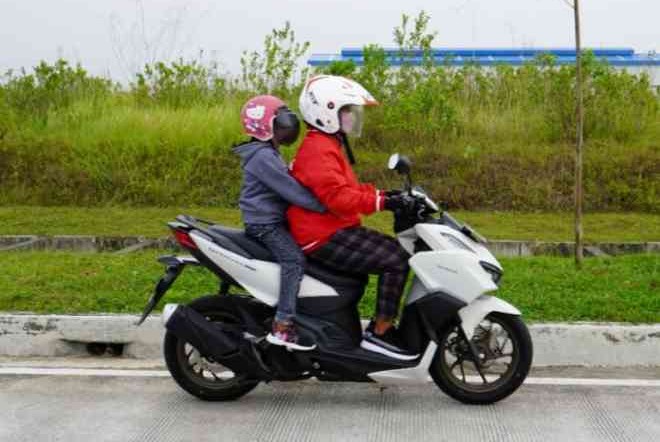 Rekomendasi Ahli, Begini Cara Supaya Aman Bonceng Anak Naik Motor
