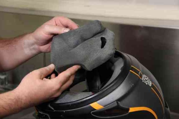 Simak Cara Membersihkan Helm Kesayangan Kamu Supaya Tidak Bau Apek