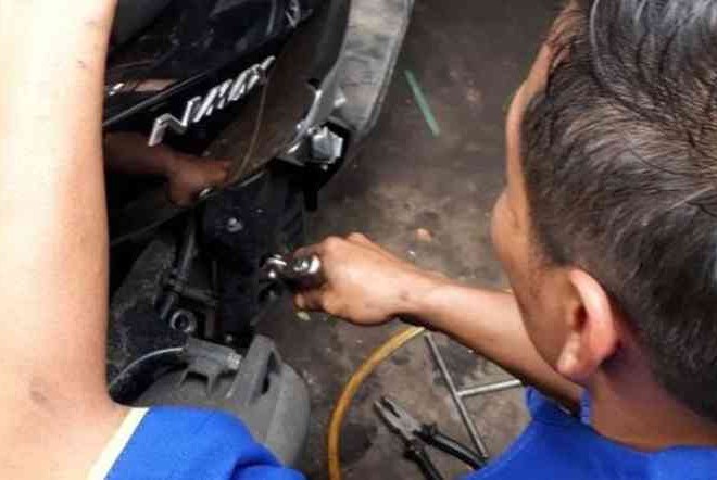 Saat Ganti Oli Menyemprot Bagian Mesin Pakai Kompresor Ama Apa Tidak ? Simak Penjelasan Berikut