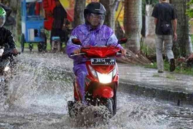 Tips Berkendara Melewati Jalan yang Tergenang Menggunakan Motor Matic Supaya Aman dan Selamat