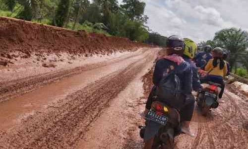 Simak Nih Rekomendasi Ahli Cara Berkendara Motor Melewati Jalan Rusak dan Berlubang