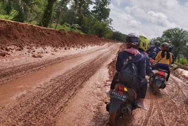 Simak Nih Rekomendasi Ahli Cara Berkendara Motor Melewati Jalan Rusak dan Berlubang