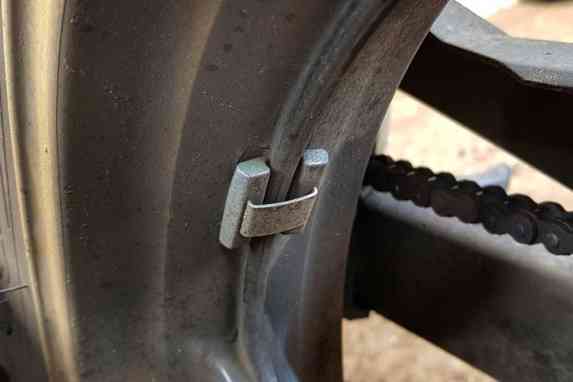 Ini Fungsi Logam Besi Yang Ada Di Velg Motor, Ternyata Penting Lho