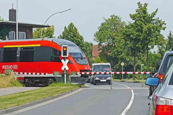 Tips Aman Lewati Perlintasan Kereta Bagi Pengendara Motor, Perhatikan 5 Hal Berikut ini