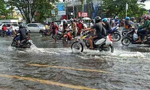 Tips Aman Lewati Banjir Menggunakan Sepeda Motor