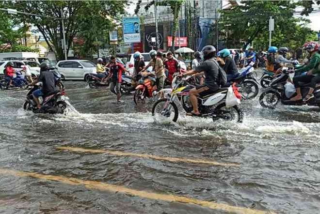 Tips Aman Lewati Banjir Menggunakan Sepeda Motor