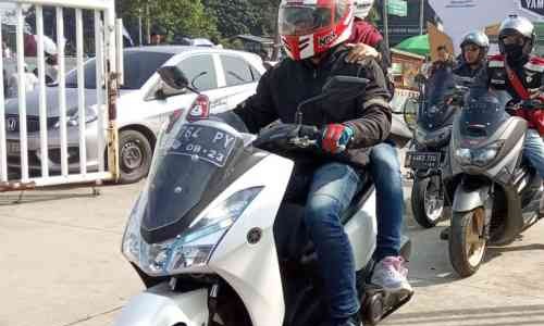 Tips Supaya Aman Naik Motor Boncengan, Begini Caranya