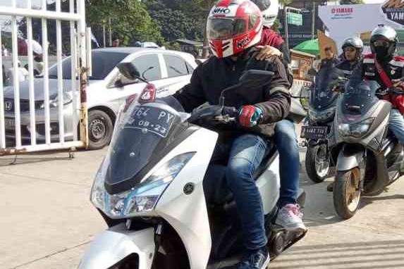 Tips Supaya Aman Naik Motor Boncengan, Begini Caranya