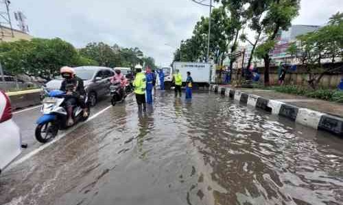 Tips Aman Lewati Banjir Menggunakan Sepeda Motor, Begini Kata Ahlinya
