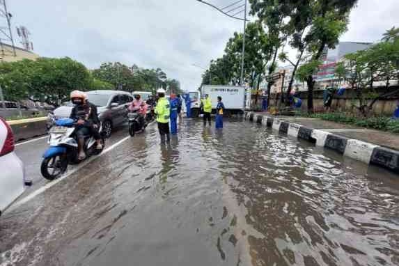 Tips Aman Lewati Banjir Menggunakan Sepeda Motor, Begini Kata Ahlinya