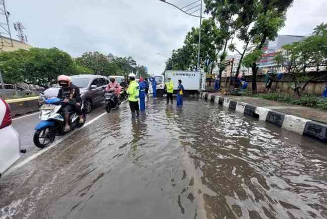 Tips Aman Lewati Banjir Menggunakan Sepeda Motor, Begini Kata Ahlinya