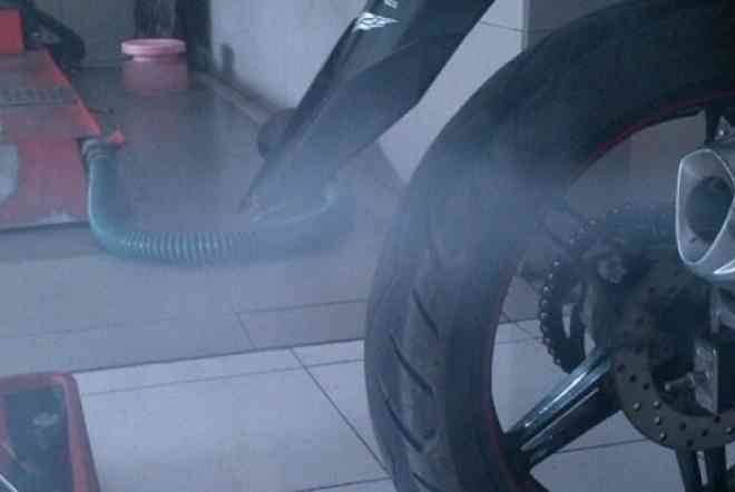 Apa Penyebab Motor Ngebul atau Berasap Pada Knalpotnya ? Berikut Penjelasannya