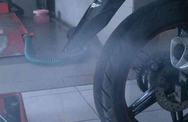 Apa Penyebab Motor Ngebul atau Berasap Pada Knalpotnya ? Berikut Penjelasannya