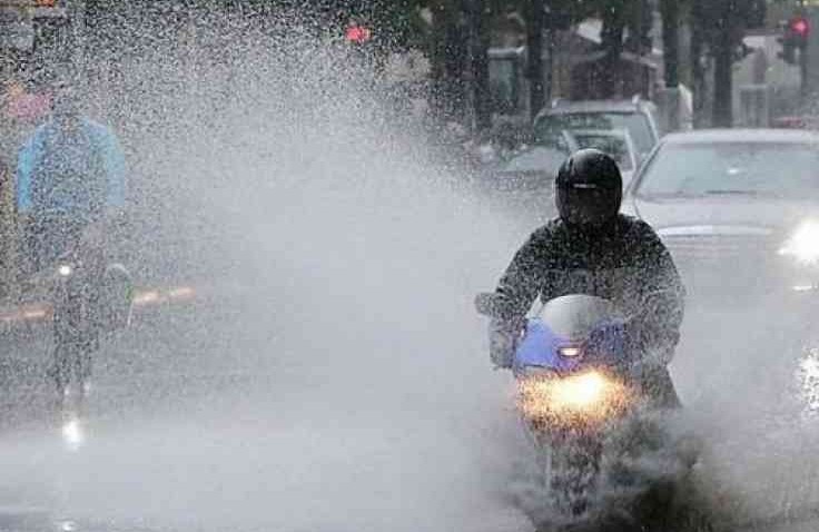 Tips Berkendara Aman Saat Hujan, Bisa Cegah Hydroplaning