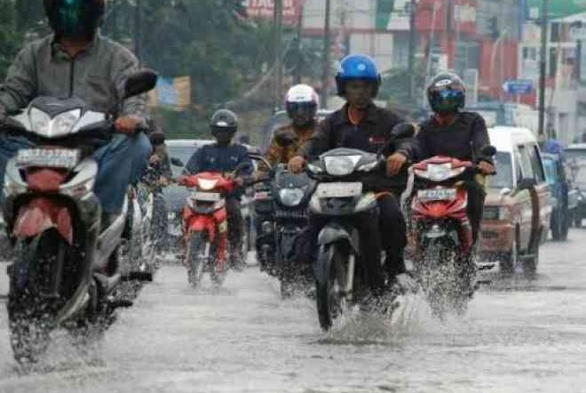 Apakah Benar Tekanan Angin Ban Motor Harus dikurangi Ketika Berkendara di Musim Hujan