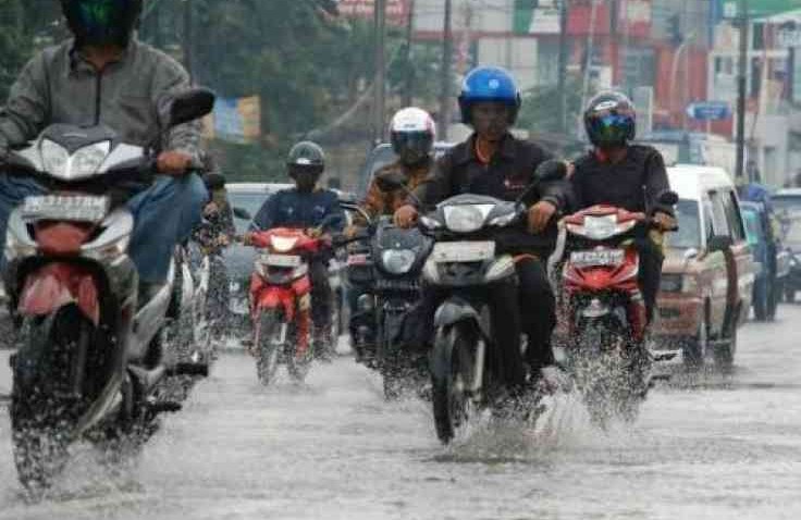 Apakah Benar Tekanan Angin Ban Motor Harus dikurangi Ketika Berkendara di Musim Hujan