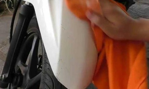 Cara Mudah Hilangkan Bekas Stiker Di Motor. Biar Tampilan Kinclong!