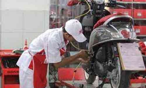 Seberapa Penting Sih, Penggunaan Standar Tengah Bagi Motor?