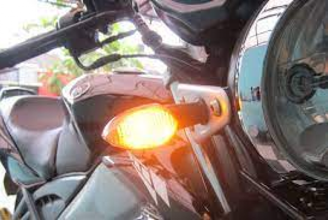 Tiga Kegunaan Lain Lampu Sein, Bukan Hanya Untuk Belok Saja