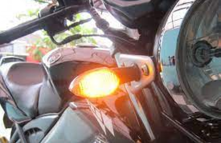 Tiga Kegunaan Lain Lampu Sein, Bukan Hanya Untuk Belok Saja