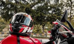 Jangan Menaruh Helm Diatas Tangki Motor, Bisa Rusak Hingga Menyebabkan Bahaya