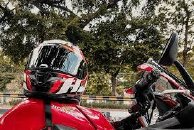 Jangan Menaruh Helm Diatas Tangki Motor, Bisa Rusak Hingga Menyebabkan Bahaya