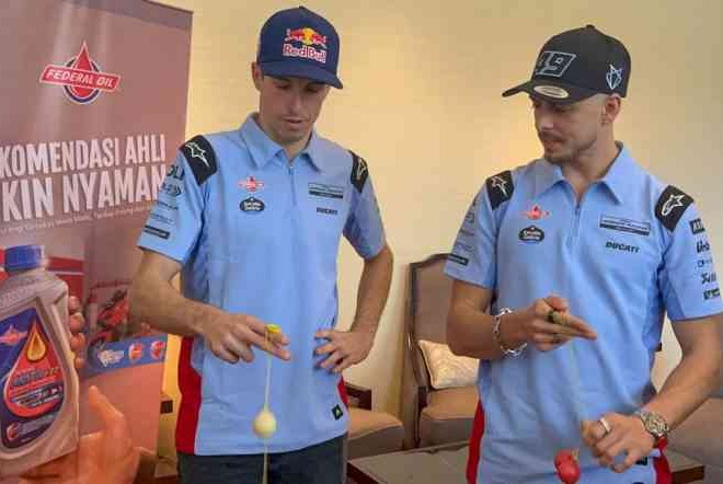 Unik! Fabio Diggia dan Alex Marquez Bermain Lato-Lato